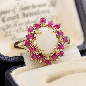 Złoty pierścionek z opalem i rubinami