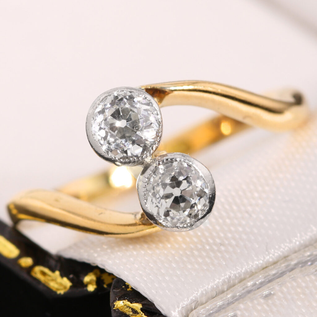 Złoty pierścionek z dwoma brylantami 0.60ct w starym szlifie 18K PT