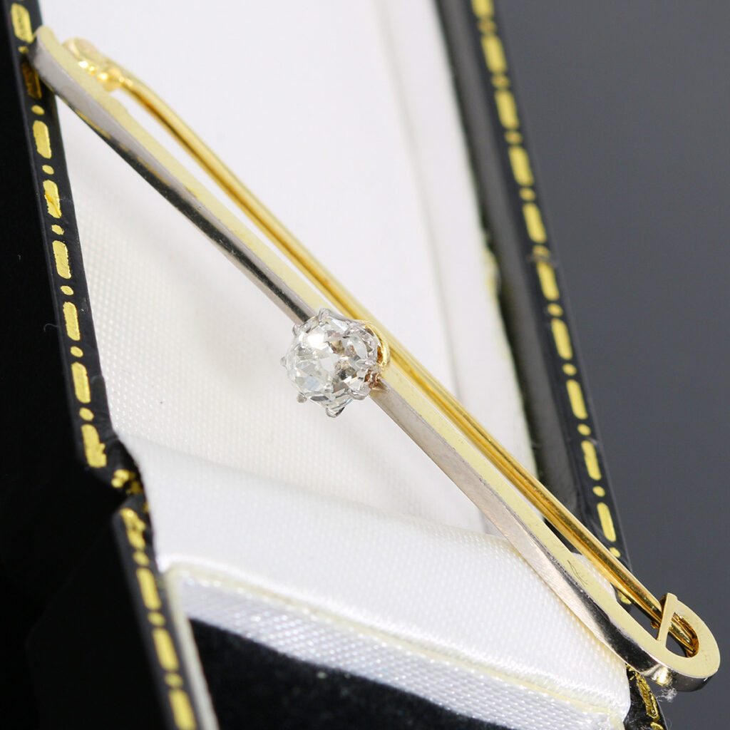Złota broszka z diamentem 0.60ct VS w starym szlifie antyczna 14K