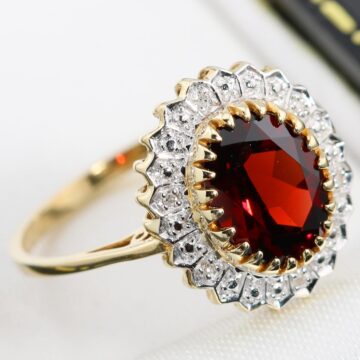 Złoty pierścionek z granatem i diamentami elegancki 9K