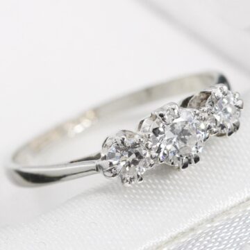 Złoty pierścionek z trzema diamentami 0.57ct białe złoto 18K