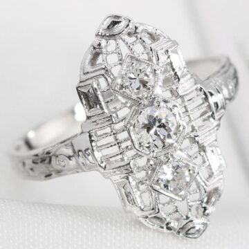 Platynowy pierścionek z trzema diamentami 0.24ct w starym szlifie Art Deco