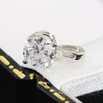 Złota zawieszka z brylantem 0.72ct w białym zlocie 14K