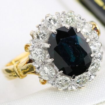 Złoty pierścionek z szafirem 3.00ct i brylantami 0.90ct 18K