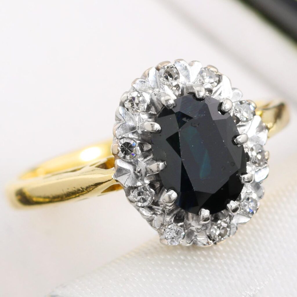 Złoty pierścionek z szafirem 1.50ct i diamentami ponadczasowy 18K
