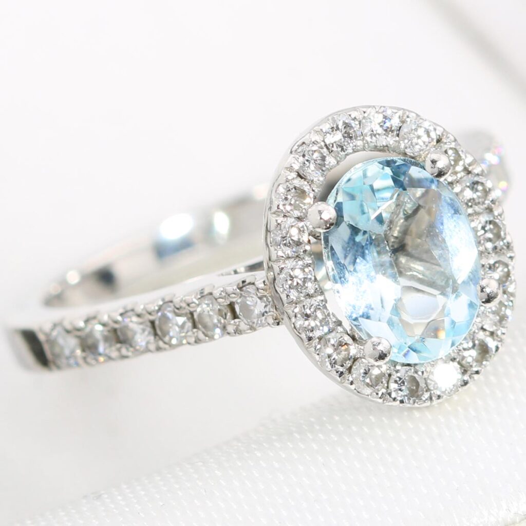 Platynowy pierścionek z akwamarynem 0.65ct i diamentami 0.40ct