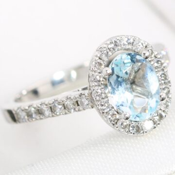Platynowy pierścionek z akwamarynem 0.65ct i diamentami 0.40ct