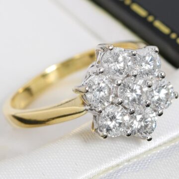 Złoty pierścionek z siedmioma brylantami 2.00ct kwiatek 18K