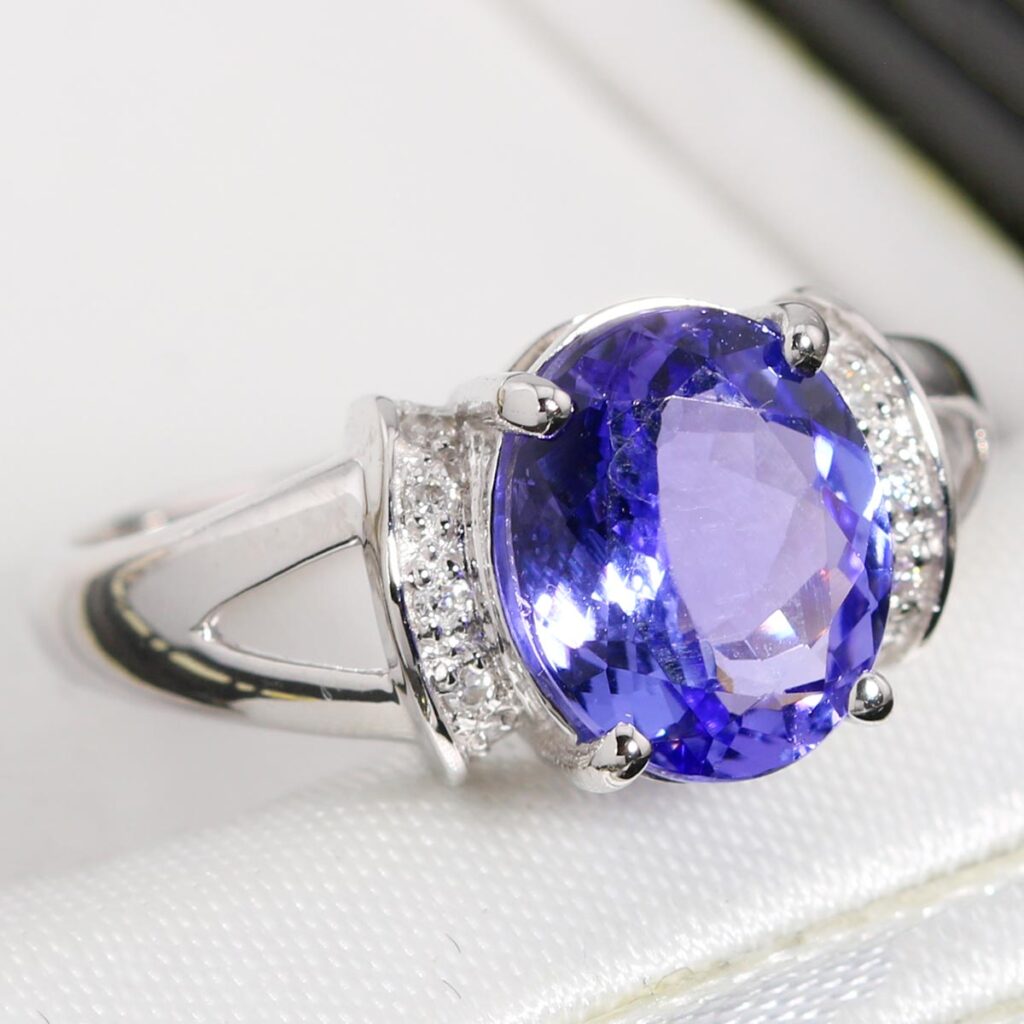 Złoty pierścionek z tanzanitem 2.62ct i diamentami białe złoto 14K