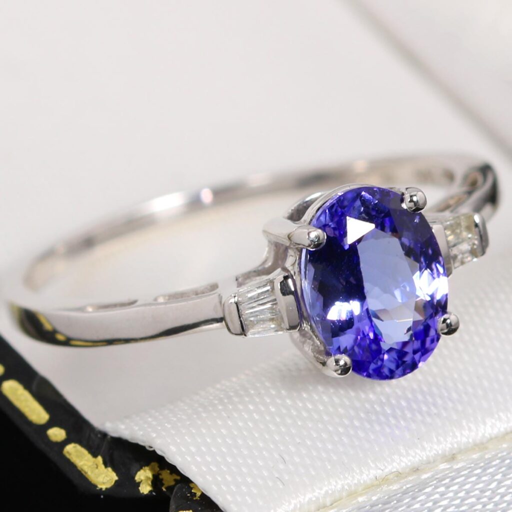 Złoty pierścionek z tanzanitem 1.45ct i diamentami białe złoto 14K