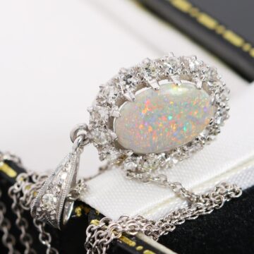 Złota zawieszka z pięknym opalem 1.21ct i diamentami 0.46ct biale złoto