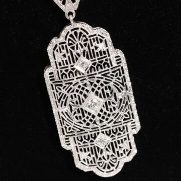 Naszyjnik art deco z bialego zlota wysadzany diamentami