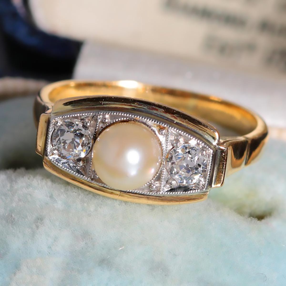 Pierscionek art deco z perelka i diamentami